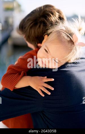 Eine entzückende 2-jährige huuging ihren Vater während mit Ein Spaziergang an einem sonnigen Tag Stockfoto