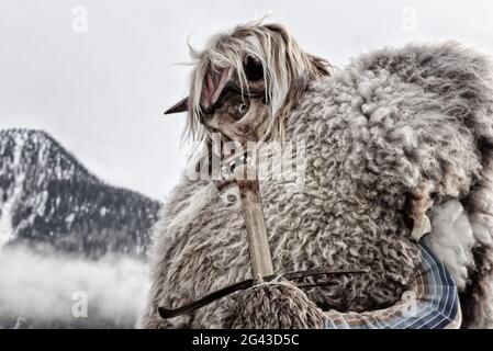 Karnevalsparade der Tschäggättä in Wiler, Lötschental, Wallis, Schweiz. Stockfoto