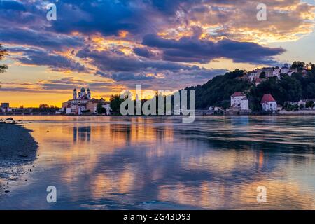 Blick von Innstadt am Ufer auf Passau bei Sonnenuntergang, Donau, Inn, Bayern, Deutschland Stockfoto