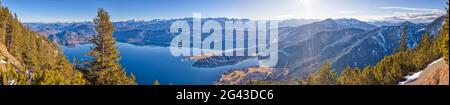Panoramablick vom Herzogstand auf den Walchensee, Bayern, Deutschland Stockfoto