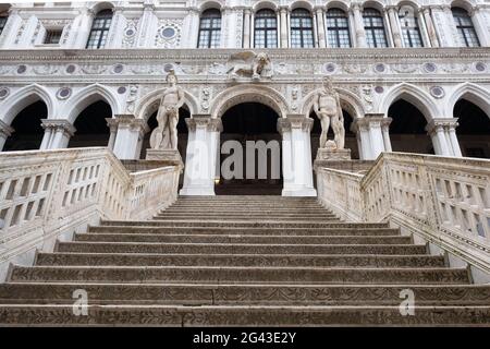 Blick auf die riesige Treppe im Innenhof des Dogenpalastes, Palazzo Ducale, San Marco, Venedig, Venetien, Italien, Europa Stockfoto