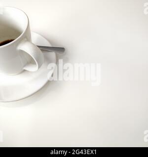 Fertige Tasse Kaffee weißen Hintergrund Stockfoto