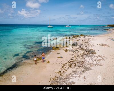 Boca Catalina Beach Aruba, Rcks und Cifs und blaues Meer Stockfoto