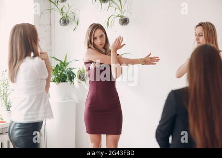 Mannschaftsfrauen machen Übungen im Büro. Frauen bei der Arbeit trainieren. Vorteile von Fitness und Gymnastik für Mitarbeiter und Manager. Stockfoto