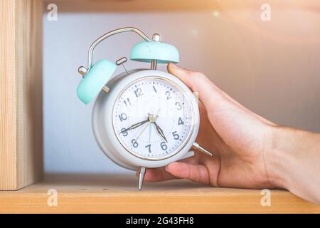 Zeit- und Morgenkonzept: Wecker im Retro-Stil in einem Holzregal Stockfoto