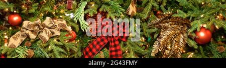 Nahaufnahme der Weihnachtsdekorationen am Baum Stockfoto