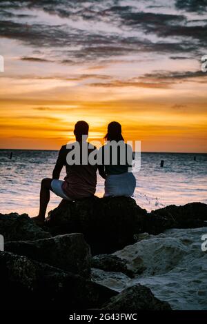 Sonnenuntergang Aruba am Strand von Divi, farbenfroher Sonnenuntergang am Strand von Aruba Stockfoto