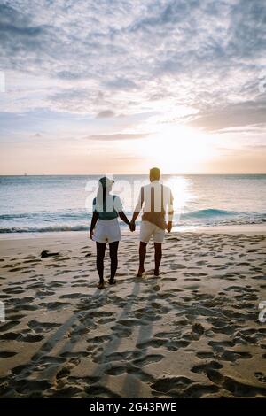 Sonnenuntergang Aruba am Strand von Divi, farbenfroher Sonnenuntergang am Strand von Aruba Stockfoto