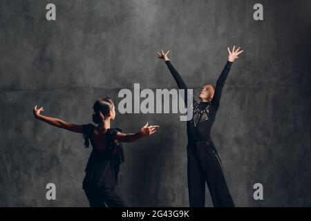Paar Tänzer in schwarzen Kleidern tanzen in Ballsaal Tänze Rumba. Stockfoto