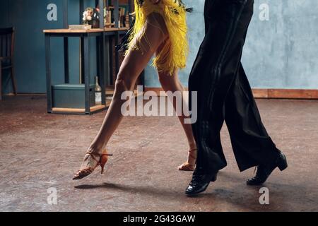 Tanzsamba im Ballsaal. Nahaufnahme der tanzenden Beine von Tänzern. Stockfoto