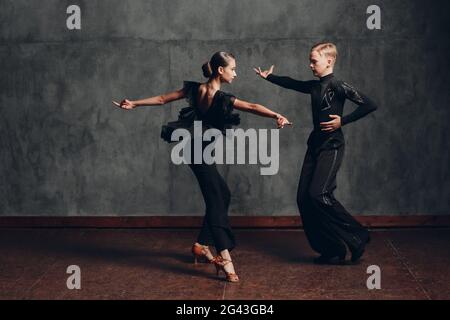 Junge Paare tanzen im Tanzsaal Cha Cha Cha. Stockfoto