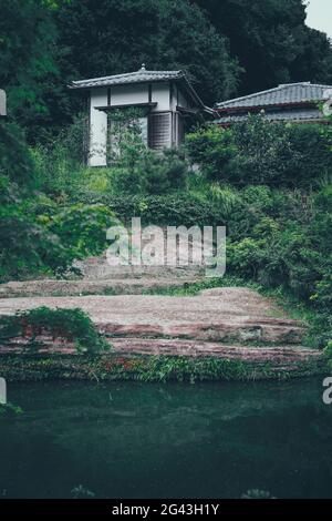 Traditionelle japanische Architektur in Kamakura mit Teich im Vordergrund, Tokio, Japan Stockfoto