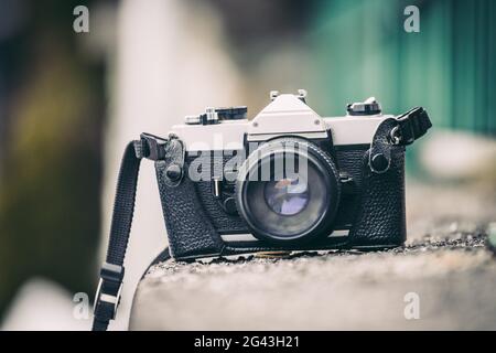 Retro Vintage Fotografie Kamera im Freien, steinige Wand Stockfoto