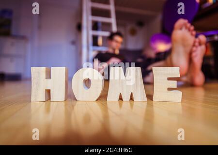 Neues Zuhause: STARTSEITE Briefe auf dem Boden Stockfoto