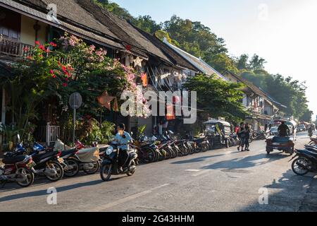 Mopeds vor Restaurants und Bars an der Sisavangvong Road (der Hauptstraße), Luang Prabang, Luang Prabang Provinz, Laos, Asien Stockfoto