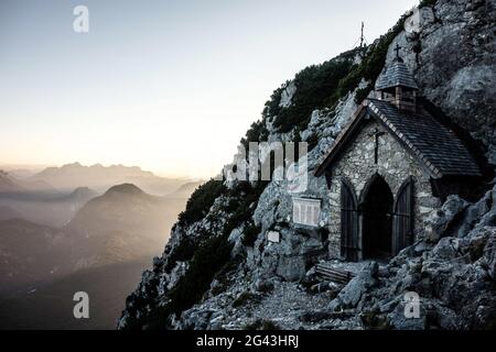 Kleine Kapelle wenige Meter unterhalb des Gipfels von Hochstaufens, Chiemgauer Alpen, Bad Reichenhall, Bayern, Deutschland Stockfoto