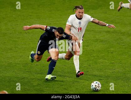 Wembley Stadium, London, Großbritannien. Juni 2021. Fußball-Europameisterschaften 2021, England gegen Schottland; John McGinn aus Schottland wird von Kalvin Phillips aus England herausgefordert Credit: Action Plus Sports/Alamy Live News Stockfoto