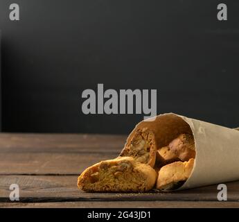 Stücke von gebackenen italienischen weihnachten Biscotti Cookies, Holzhintergrund Stockfoto