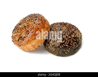 Zwei gebackene Sesambrötchen isoliert auf weißem Hintergrund Stockfoto