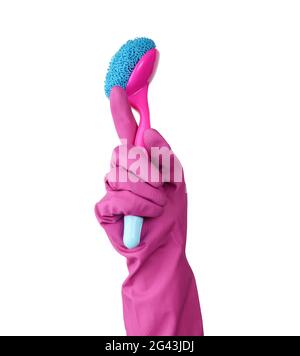 Hand in einem rosa Gummihandschuh zum Reinigen eines Hauses hält eine Plastikbürste mit einem Griff Stockfoto