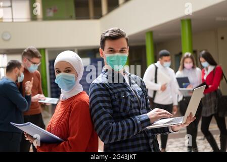 Porträt einer multiethnischen Studentengruppe an der Universität, die ein schützendes Gesicht trägt Maske Stockfoto