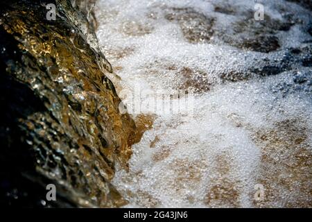 Moving Water in Walden Beck, in der Nähe der West Burton Falls, North Yorkshire, England, Vereinigtes Königreich Stockfoto