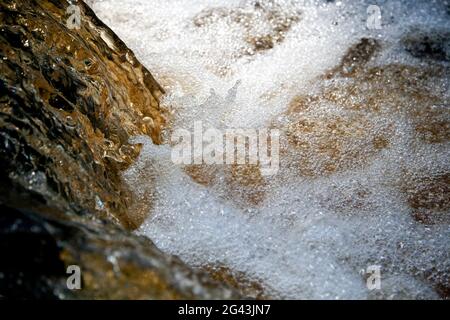 Moving Water in Walden Beck, in der Nähe der West Burton Falls, North Yorkshire, England, Vereinigtes Königreich Stockfoto