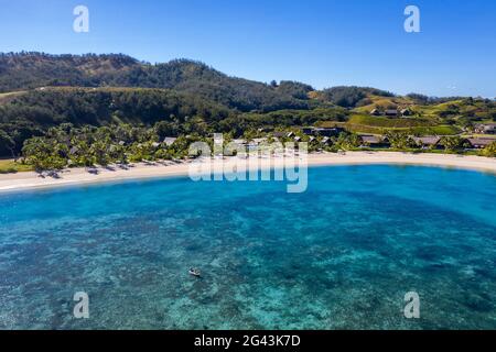 Luftaufnahme eines Paares im Kajak in der Bucht vor dem Six Senses Fiji Resort, Malolo Island, Mamanuca Group, Fidschi-Inseln, Südpazifik Stockfoto