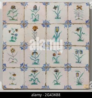 Feld von sechzehn Fliesen mit Blumen. Feld von sechzehn Fliesen (4 x 4) mit einer bunten Blume (blau, grün, gelb, orange und lila) auf dem Boden. In den Ecken ein Ochsenkopf. Stockfoto