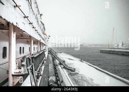 Blick auf den Hafen in Murmansk vom Eisbrecher Krassin, Russland Stockfoto