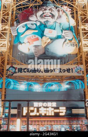Aufwendiges Neonschild in Osaka mit den Maskottchen der Don Quixote Supermärkte, Osaka, Japan Stockfoto