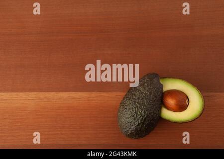 Nahaufnahme Avocado halbieren auf Holzbrett Hintergrund Stockfoto