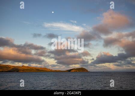 Wolken und Mond über der Insel bei Sonnenaufgang, Sawa-i-Lau Island, Yasawa Group, Fidschi-Inseln, Südpazifik Stockfoto