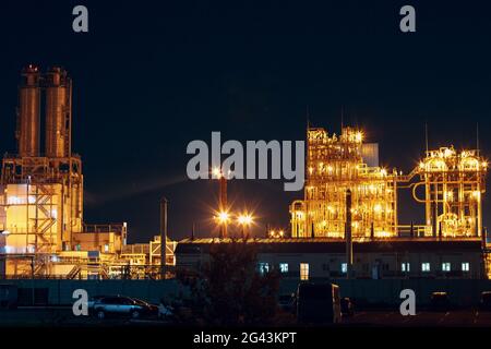 Petrochemische Fabrik mit Lichtern in der Nacht Stockfoto