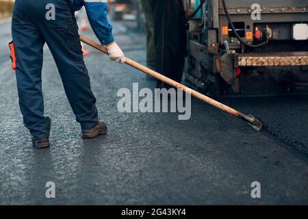 Asphalt Pflaster. Fertiger Maschine und Straßenwalze. Neuen Straßenbau. Stockfoto