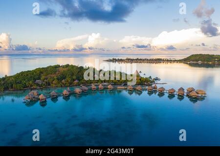 Luftbild des Sofitel Bora Bora Private Island Resort mit Überwasser-Bungalows in der Lagune von Bora Bora bei Sonnenaufgang, Vaitape, Bora Bora, Leeward Islands, F Stockfoto