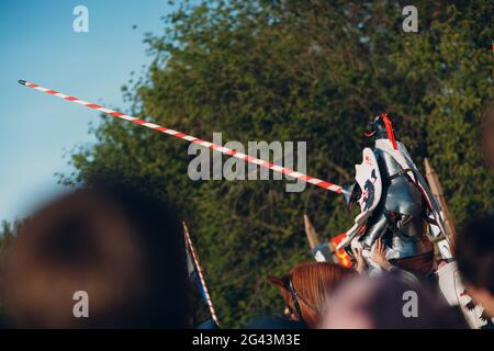 Ritter mit Lancer auf Pferd Ritter Turnier Stockfoto