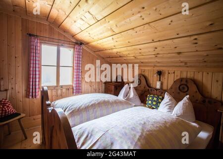Urlaub in den Bergen: Uriges altes Holzinterieur einer Hütte oder Almhütte Stockfoto