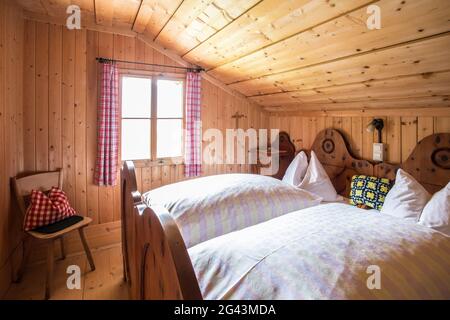 Urlaub in den Bergen: Uriges altes Holzinterieur einer Hütte oder Almhütte Stockfoto