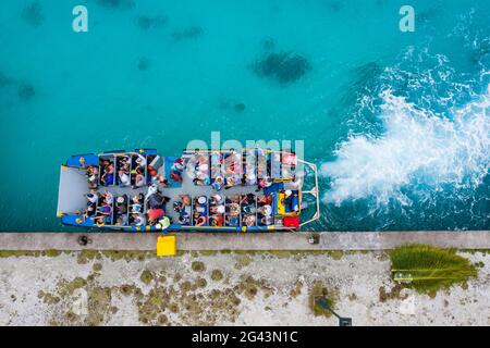 Luftaufnahme der Passagiere auf dem Beiboot des Passagierfrachters Aranui 5 (Aranui Cruises), Rotoava, Fakarava Atoll, Tuamotu-Inseln, Französisch-Polynesien, Sout Stockfoto