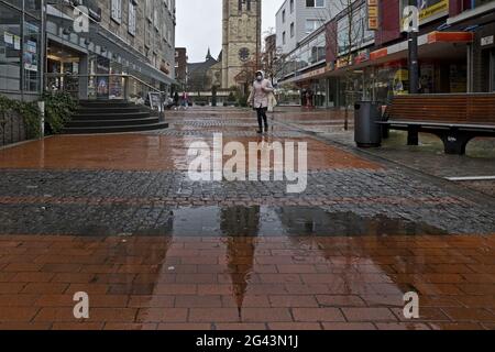 Regen in der Fußgängerzone während der Corona-Pandemie, Stadtzentrum, Castrop-Rauxel, Deutschland, Europa Stockfoto