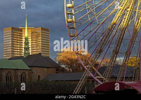 Riesenrad mit dem Dom vor dem Rathaus, Essen, Ruhrgebiet, Deutschland, Europa Stockfoto