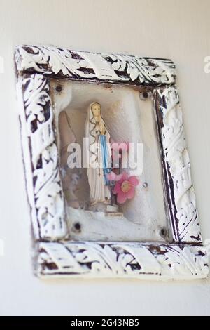 Nahaufnahme einer Maria-Statue an einer Wand in Anacapri, Capri, Italien Stockfoto