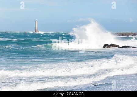 Raue Meere am Goury Leuchtturm während eines Wintersturms. Halbinsel Cotentin, Normandie, Frankreich Stockfoto