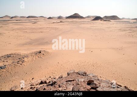 Der Blick auf Basalt- und Sandsteinfelsen vom Wasserberg von Djedefre aus, in der Westsahara-Region Ägyptens. Stockfoto