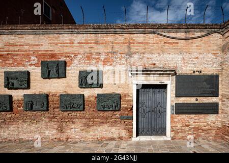 Ansicht des Holocaust-Mahnmals eine Mauer im Campo de Ghetto Novo in Sestiere Cannaregio, Venedig, Venetien, Italien, Europa Stockfoto