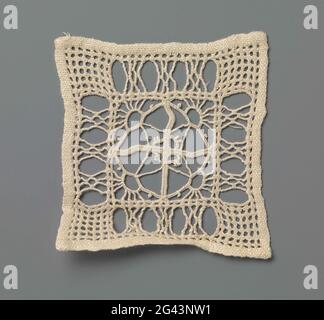 Kleid mit Randstickerei und auftauchenden Sonnen in Rautenform. Quadratisches Kleid aus naturfarbener Randstickerei, geschnitzte Arbeit. Muster mit einem Quadrat aus vier kleinen Quadraten. Jedes kleine Quadrat wird durch eine diagonale Linie mit einer „aufgehenden Sonne“ auf der Außenseite und einem Dreieck auf der Innenseite geteilt. Zusammen sorgt dies für eine Diamantform im großen Quadrat mit einem vierzackigen Stern in der Mitte. Zum großen Quadrat auf allen Seiten einen Rand mit Rechtecken, gefüllt mit Bündeln von Drähten oder mit einem dichten Gitter Arbeit mit offenen Diamanten. Eine fertige Kante in Leinenstrich auf allen Seiten. Stockfoto