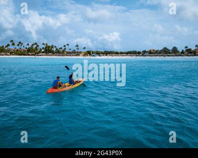 Paar Kajakfahren im Meer auf Urlaub Aruba Karibisches Meer, Mann und Frau mittleren Alters Kajak im Ozean blauen Clrea Wasser Stockfoto