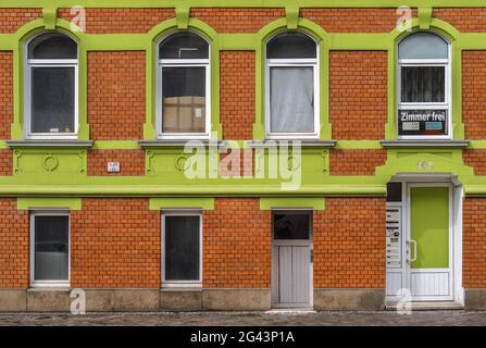 Fassade eines Hauses in den Farben grün-orange Stockfoto