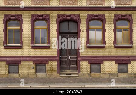 Fassade eines Hauses in den Farben rot-gelb Stockfoto